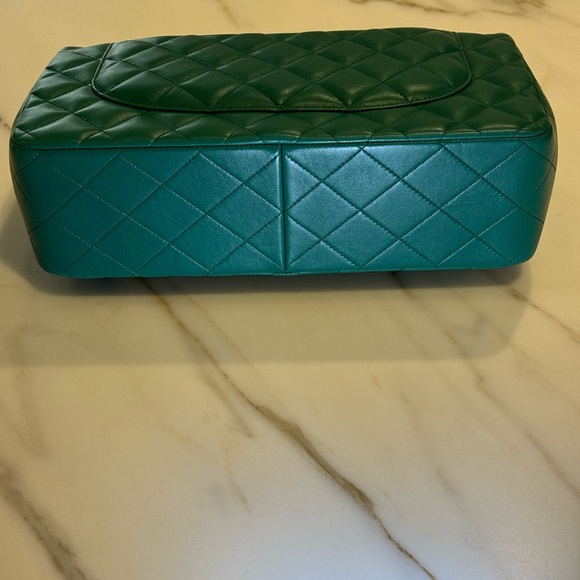 Brand new Chanel Green double-flap handbag - Picture 4 of 5
